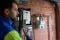 Un employé de Fluvius avec un nouveau compteur numérique pour le gaz et l'électricité