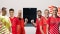 L’image montre des joueurs des équipes masculine et féminine du FC Bayern Munich.