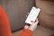 De afbeelding toont een hand met een smartphone en de ViCare app geopend om Vitoair CT-bediening via app te tonen.