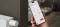La photo présente une femme aux cheveux gris, avec une tablette dans les mains, pour illustrer la commande des composants Viessmann ViCare via une application.