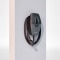 La photo montre la borne de recharge Viessmann, complément idéal d'un système comprenant une pompe à chaleur, des panneaux photovoltaïques et une borne murale