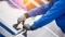 Entrepreneurs-installateurs: travailler sur le panneau solaire