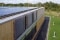 Gebouw met zonnepanelen op het platte dak en de gevel